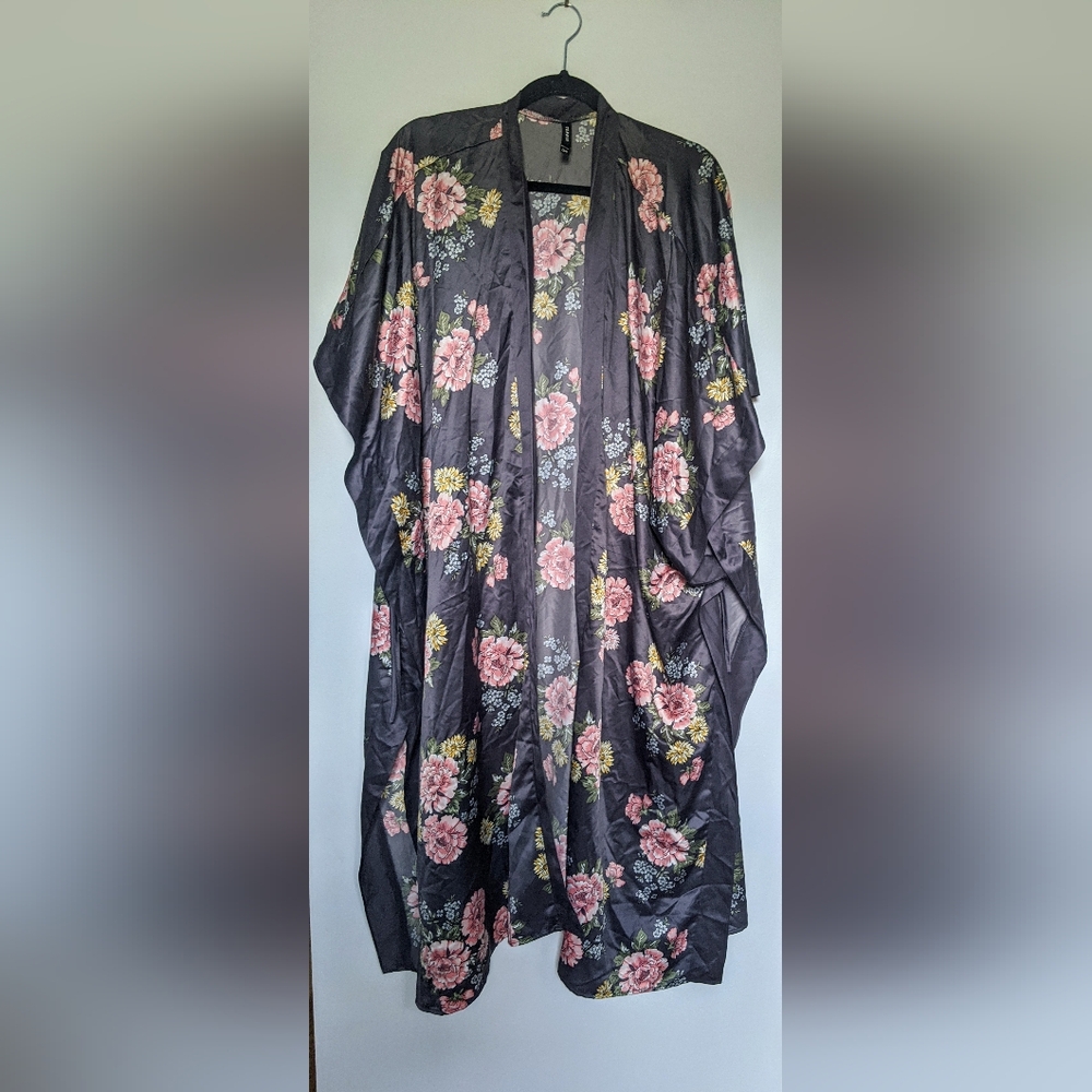 Torrid Transitional Floral Silky Kimono Coverup Robe size 0/S One Size